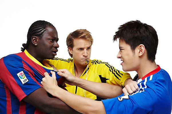 포토 JPG 스튜디오촬영 서양인 외국인 백인 해외기획촬영 2011년태국 남자 스포츠 포즈 흑인 유니폼 모션 축구선수 운동선수 실내 미소 웃음 누끼 사람 동양인 경기 상반신 20대 성인 세명 운동 축구 경쟁 심판 라이벌 호루라기 레게머리 싸움 열정 축구경기 바르셀로나 몸싸움 멱살 반칙 남자만 성인남자만 청년만 청년남자만 성인만 국내포토 헤어스타일 옷 감정 컨셉 표정 건강 인종 청년 내부 구기 스페인 파일형식