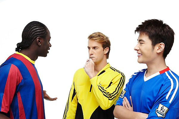 포토 JPG 스튜디오촬영 서양인 외국인 백인 해외기획촬영 2011년태국 남자 스포츠 포즈 흑인 유니폼 모션 축구선수 운동선수 실내 미소 웃음 누끼 사람 동양인 경기 상반신 20대 성인 세명 운동 축구 경쟁 심판 라이벌 호루라기 레게머리 열정 축구경기 바르셀로나 반칙 항의 남자만 성인남자만 청년만 청년남자만 성인만 국내포토 헤어스타일 옷 감정 컨셉 표정 건강 인종 청년 내부 구기 스페인 파일형식