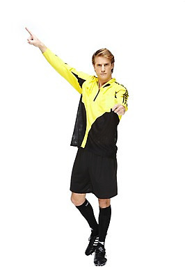 포토 JPG 스튜디오촬영 전신 서양인 외국인 백인 남자 스포츠 포즈 유니폼 모션 실내 경고 한명 서기 들기 누끼 사람 손짓 경기 성인 앞모습 운동 축구 가리킴 심판 열정 축구화 축구경기 옐로우카드 남자만 남자한명만 성인남자만 성인만 국내포토 1 옷 감정 뷰포인트 운동화 축구용품 건강 인종 내부 구기 파일형식