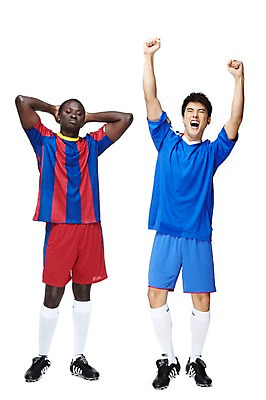 포토 JPG 스튜디오촬영 전신 서양인 외국인 해외기획촬영 2011년태국 남자 스포츠 포즈 흑인 유니폼 모션 축구선수 운동선수 실내 서기 미소 웃음 누끼 사람 동양인 경기 20대 성인 두명 앞모습 운동 손들기 축구 경쟁 기쁨 만세 우승 좌절 라이벌 레게머리 열정 패배 축구화 축구경기 바르셀로나 승자 승패 남자만 성인남자만 청년만 청년남자만 성인만 국내포토 헤어스타일 옷 감정 뷰포인트 운동화 컨셉 축구용품 표정 건강 인종 청년 내부 구기 최고 스페인 파일형식