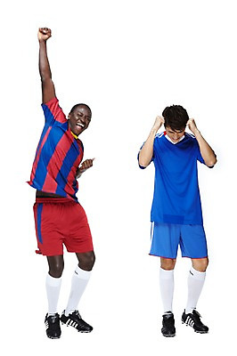 포토 JPG 스튜디오촬영 전신 서양인 외국인 해외기획촬영 2011년태국 남자 스포츠 포즈 흑인 유니폼 모션 축구선수 운동선수 실내 고개숙이기 서기 미소 웃음 누끼 사람 동양인 경기 20대 성인 두명 앞모습 운동 손들기 축구 경쟁 기쁨 우승 좌절 라이벌 레게머리 열정 패배 축구화 축구경기 바르셀로나 승자 승패 남자만 성인남자만 청년만 청년남자만 성인만 국내포토 헤어스타일 옷 감정 뷰포인트 운동화 컨셉 축구용품 표정 건강 숙이기 인종 청년 내부 구기 최고 스페인 파일형식