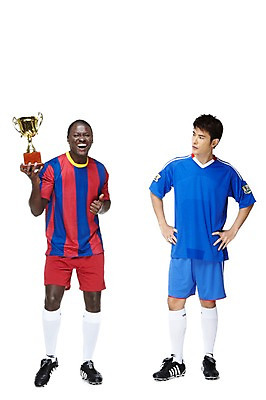 포토 JPG 스튜디오촬영 전신 서양인 외국인 해외기획촬영 2011년태국 남자 스포츠 포즈 흑인 유니폼 모션 축구선수 운동선수 실내 서기 미소 웃음 들기 누끼 사람 동양인 경기 20대 성인 두명 앞모습 운동 축구 경쟁 우승 라이벌 레게머리 트로피 열정 패배 축구화 축구경기 바르셀로나 승자 승패 남자만 성인남자만 청년만 청년남자만 성인만 국내포토 헤어스타일 옷 감정 뷰포인트 운동화 컨셉 축구용품 표정 건강 인종 청년 내부 구기 최고 스페인 상_우승 파일형식