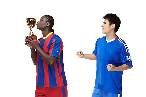 포토 JPG 스튜디오촬영 서양인 외국인 해외기획촬영 2011년태국 남자 스포츠 포즈 흑인 유니폼 모션 축구선수 운동선수 키스 실내 들기 누끼 사람 동양인 경기 상반신 20대 성인 두명 옆모습 운동 축구 경쟁 우승 라이벌 레게머리 트로피 열정 패배 축구경기 바르셀로나 세리머니 승자 승패 남자만 성인남자만 청년만 청년남자만 성인만 국내포토 헤어스타일 옷 감정 뷰포인트 컨셉 건강 인종 청년 내부 구기 최고 스페인 상_우승 애정표현 파일형식