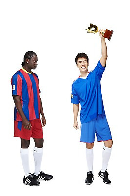 포토 JPG 스튜디오촬영 전신 서양인 외국인 해외기획촬영 2011년태국 남자 스포츠 포즈 흑인 유니폼 모션 축구선수 운동선수 실내 서기 미소 웃음 들기 누끼 사람 동양인 경기 20대 성인 두명 앞모습 옆모습 운동 축구 경쟁 우승 라이벌 레게머리 트로피 열정 패배 축구화 축구경기 바르셀로나 승자 승패 남자만 성인남자만 청년만 청년남자만 성인만 국내포토 헤어스타일 옷 감정 뷰포인트 운동화 컨셉 축구용품 표정 건강 인종 청년 내부 구기 최고 스페인 상_우승 파일형식