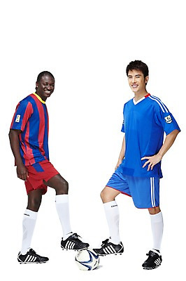 포토 JPG 스튜디오촬영 전신 서양인 외국인 해외기획촬영 2011년태국 남자 스포츠 포즈 흑인 유니폼 축구공 공 모션 축구선수 운동선수 실내 서기 미소 웃음 누끼 사람 동양인 경기 20대 성인 두명 옆모습 운동 축구 경쟁 라이벌 레게머리 열정 축구화 축구경기 밟기 바르셀로나 남자만 성인남자만 청년만 청년남자만 성인만 국내포토 헤어스타일 옷 감정 뷰포인트 운동화 컨셉 축구용품 표정 건강 인종 청년 내부 구기 스페인 파일형식