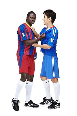 포토 JPG 스튜디오촬영 전신 서양인 외국인 해외기획촬영 2011년태국 남자 스포츠 포즈 흑인 유니폼 모션 축구선수 운동선수 실내 서기 누끼 사람 동양인 경기 20대 성인 두명 옆모습 운동 마주보기 축구 경쟁 잡기 라이벌 레게머리 싸움 열정 축구화 축구경기 바르셀로나 몸싸움 남자만 성인남자만 청년만 청년남자만 성인만 국내포토 헤어스타일 옷 감정 뷰포인트 운동화 컨셉 축구용품 건강 인종 청년 내부 구기 스페인 파일형식
