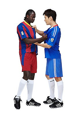 포토 JPG 스튜디오촬영 전신 서양인 외국인 해외기획촬영 2011년태국 남자 스포츠 포즈 흑인 유니폼 모션 축구선수 운동선수 실내 서기 누끼 사람 동양인 경기 20대 성인 두명 옆모습 운동 마주보기 축구 경쟁 잡기 라이벌 레게머리 싸움 열정 축구화 축구경기 바르셀로나 몸싸움 남자만 성인남자만 청년만 청년남자만 성인만 국내포토 헤어스타일 옷 감정 뷰포인트 운동화 컨셉 축구용품 건강 인종 청년 내부 구기 스페인 파일형식