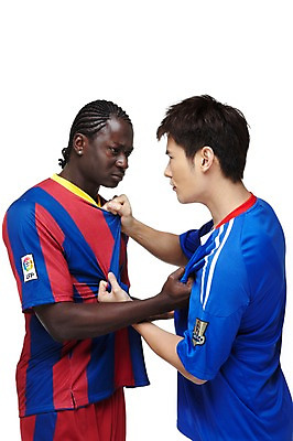 포토 JPG 스튜디오촬영 서양인 외국인 해외기획촬영 2011년태국 남자 스포츠 포즈 흑인 유니폼 모션 축구선수 운동선수 실내 누끼 사람 동양인 경기 상반신 20대 성인 두명 옆모습 운동 마주보기 축구 경쟁 잡기 라이벌 레게머리 싸움 열정 축구경기 바르셀로나 몸싸움 남자만 성인남자만 청년만 청년남자만 성인만 국내포토 헤어스타일 옷 감정 뷰포인트 컨셉 건강 인종 청년 내부 구기 스페인 파일형식