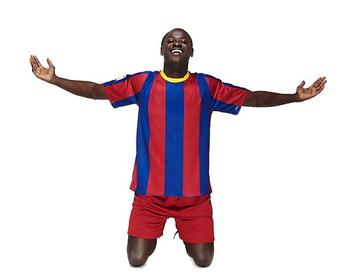 포토 JPG 스튜디오촬영 전신 서양인 외국인 해외기획촬영 2011년태국 남자 스포츠 포즈 흑인 유니폼 모션 팔벌리기 축구선수 운동선수 실내 한명 미소 웃음 누끼 사람 앉기 손짓 경기 20대 성인 앞모습 운동 축구 기쁨 우승 무릎꿇기 레게머리 열정 축구경기 바르셀로나 남자만 남자한명만 성인남자만 청년만 청년남자만 청년남자한명만 성인한명만 성인남자한명만 성인만 국내포토 1 헤어스타일 옷 감정 뷰포인트 표정 건강 인종 청년 내부 구기 최고 스페인 파일형식
