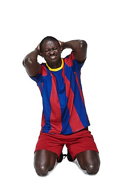 포토 JPG 스튜디오촬영 전신 서양인 외국인 해외기획촬영 2011년태국 남자 스포츠 포즈 흑인 유니폼 모션 축구선수 운동선수 실내 한명 누끼 사람 앉기 경기 20대 성인 앞모습 운동 눈감음 축구 찡그림 좌절 무릎꿇기 레게머리 열정 패배 축구경기 바르셀로나 남자만 남자한명만 성인남자만 청년만 청년남자만 청년남자한명만 성인한명만 성인남자한명만 성인만 국내포토 1 헤어스타일 옷 감정 뷰포인트 컨셉 표정 건강 인종 청년 내부 구기 스페인 파일형식