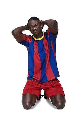 포토 JPG 스튜디오촬영 전신 서양인 외국인 해외기획촬영 2011년태국 남자 스포츠 포즈 흑인 유니폼 모션 축구선수 운동선수 실내 한명 누끼 사람 앉기 경기 20대 성인 앞모습 운동 축구 좌절 무릎꿇기 레게머리 열정 패배 축구경기 바르셀로나 남자만 남자한명만 성인남자만 청년만 청년남자만 청년남자한명만 성인한명만 성인남자한명만 성인만 국내포토 1 헤어스타일 옷 감정 뷰포인트 컨셉 건강 인종 청년 내부 구기 스페인 파일형식