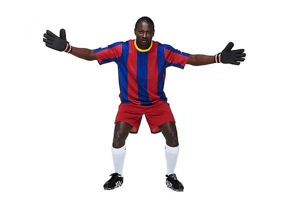 포토 JPG 스튜디오촬영 전신 서양인 외국인 해외기획촬영 2011년태국 남자 스포츠 포즈 장갑 흑인 유니폼 모션 팔벌리기 축구선수 운동선수 실내 한명 서기 누끼 사람 경기 20대 성인 앞모습 운동 축구 레게머리 열정 축구화 축구경기 골키퍼 바르셀로나 남자만 남자한명만 성인남자만 청년만 청년남자만 청년남자한명만 성인한명만 성인남자한명만 성인만 국내포토 1 헤어스타일 잡화 옷 감정 뷰포인트 운동화 축구용품 건강 인종 청년 내부 구기 스페인 파일형식