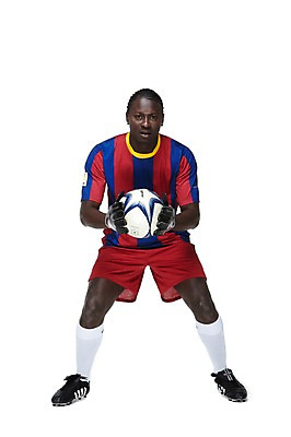 포토 JPG 스튜디오촬영 전신 서양인 외국인 해외기획촬영 2011년태국 남자 스포츠 포즈 장갑 흑인 유니폼 축구공 공 모션 축구선수 운동선수 실내 한명 서기 들기 누끼 사람 경기 20대 성인 앞모습 운동 축구 잡기 레게머리 열정 축구화 축구경기 골키퍼 바르셀로나 남자만 남자한명만 성인남자만 청년만 청년남자만 청년남자한명만 성인한명만 성인남자한명만 성인만 국내포토 1 헤어스타일 잡화 옷 감정 뷰포인트 운동화 축구용품 건강 인종 청년 내부 구기 스페인 파일형식