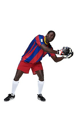 포토 JPG 스튜디오촬영 전신 서양인 외국인 해외기획촬영 2011년태국 남자 스포츠 포즈 장갑 흑인 유니폼 축구공 공 모션 축구선수 운동선수 실내 한명 서기 들기 누끼 사람 경기 20대 성인 앞모습 운동 축구 잡기 레게머리 열정 축구화 축구경기 골키퍼 바르셀로나 남자만 남자한명만 성인남자만 청년만 청년남자만 청년남자한명만 성인한명만 성인남자한명만 성인만 국내포토 1 헤어스타일 잡화 옷 감정 뷰포인트 운동화 축구용품 건강 인종 청년 내부 구기 스페인 파일형식
