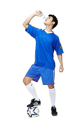 포토 JPG 스튜디오촬영 전신 외국인 해외기획촬영 2011년태국 남자 스포츠 포즈 유니폼 축구공 공 모션 축구선수 운동선수 실내 한명 서기 들기 누끼 사람 동양인 경기 20대 성인 옆모습 물 운동 축구 마시기 갈증 먹기 물병 열정 축구화 축구경기 밟기 남자만 남자한명만 성인남자만 청년만 청년남자만 청년남자한명만 성인한명만 성인남자한명만 성인만 국내포토 자연요소 1 옷 감정 뷰포인트 운동화 축구용품 건강 인종 청년 내부 구기 물통 파일형식