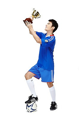 포토 JPG 스튜디오촬영 전신 외국인 해외기획촬영 2011년태국 남자 스포츠 포즈 유니폼 축구공 공 모션 축구선수 운동선수 실내 한명 서기 미소 웃음 들기 누끼 사람 동양인 경기 20대 성인 옆모습 운동 축구 우승 트로피 열정 축구화 축구경기 밟기 남자만 남자한명만 성인남자만 청년만 청년남자만 청년남자한명만 성인한명만 성인남자한명만 성인만 국내포토 1 옷 감정 뷰포인트 운동화 축구용품 표정 건강 인종 청년 내부 구기 최고 상_우승 파일형식