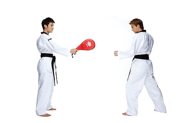 포토 JPG 스튜디오촬영 전신 서양인 외국인 백인 해외기획촬영 2011년태국 남자 스포츠 포즈 맨발 운동선수 실내 도복 서기 누끼 사람 동양인 경기 20대 성인 두명 옆모습 운동 주먹 킥 연습 태권도 태권도복 열정 태권도선수 미트 남자만 성인남자만 청년만 청년남자만 성인만 국내포토 옷 감정 뷰포인트 모션 발 건강 인종 청년 내부 격투기 파일형식