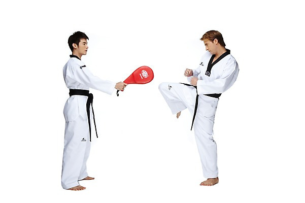 포토 JPG 스튜디오촬영 전신 서양인 외국인 백인 해외기획촬영 2011년태국 남자 스포츠 포즈 맨발 운동선수 실내 도복 서기 누끼 사람 동양인 경기 20대 성인 두명 옆모습 운동 주먹 킥 연습 태권도 태권도복 열정 태권도선수 미트 남자만 성인남자만 청년만 청년남자만 성인만 국내포토 옷 감정 뷰포인트 모션 발 건강 인종 청년 내부 격투기 파일형식