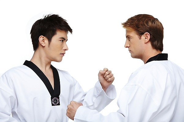 포토 JPG 스튜디오촬영 서양인 외국인 백인 해외기획촬영 2011년태국 남자 스포츠 포즈 운동선수 실내 도복 누끼 사람 동양인 경기 상반신 20대 성인 두명 옆모습 운동 마주보기 경쟁 주먹 태권도 태권도복 열정 태권도선수 남자만 성인남자만 청년만 청년남자만 성인만 국내포토 옷 감정 뷰포인트 컨셉 모션 건강 인종 청년 내부 격투기 파일형식