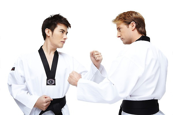 포토 JPG 스튜디오촬영 서양인 외국인 백인 해외기획촬영 2011년태국 남자 스포츠 포즈 운동선수 실내 도복 누끼 사람 동양인 경기 상반신 20대 성인 두명 옆모습 운동 마주보기 경쟁 주먹 태권도 태권도복 열정 태권도선수 남자만 성인남자만 청년만 청년남자만 성인만 국내포토 옷 감정 뷰포인트 컨셉 모션 건강 인종 청년 내부 격투기 파일형식