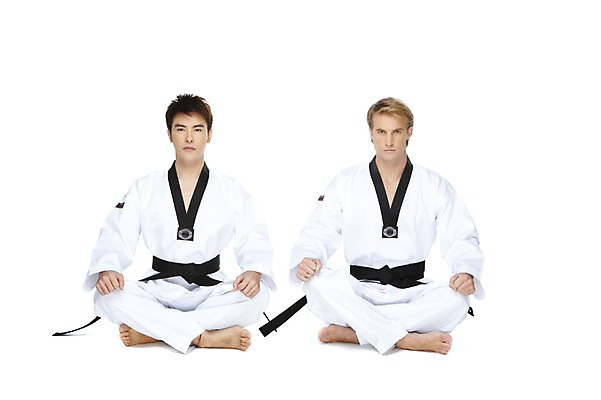 포토 JPG 스튜디오촬영 전신 서양인 외국인 백인 해외기획촬영 2011년태국 남자 스포츠 포즈 맨발 운동선수 실내 도복 누끼 사람 동양인 경기 20대 성인 두명 앞모습 운동 태권도 태권도복 가부좌 열정 태권도선수 남자만 성인남자만 청년만 청년남자만 성인만 국내포토 옷 감정 뷰포인트 발 건강 앉기 인종 청년 내부 격투기 파일형식