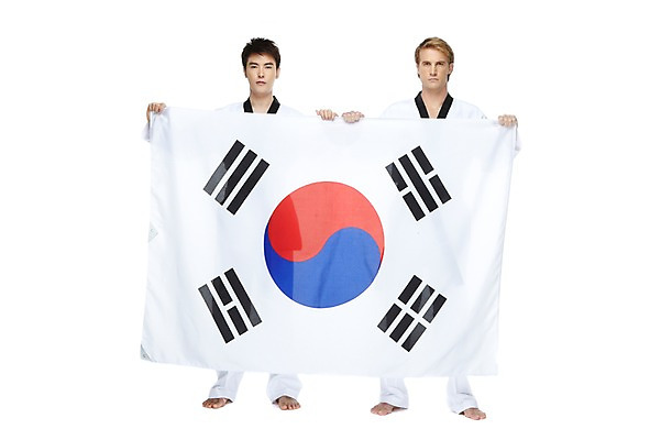 포토 JPG 스튜디오촬영 전신 서양인 외국인 백인 해외기획촬영 2011년태국 남자 스포츠 포즈 모션 맨발 운동선수 한국 실내 도복 서기 들기 누끼 사람 동양인 경기 20대 성인 두명 앞모습 운동 깃발 국기 태극기 태권도 태권도복 열정 태권도선수 남자만 성인남자만 청년만 청년남자만 성인만 국내포토 옷 감정 아시아 뷰포인트 발 건강 인종 청년 내부 격투기 파일형식