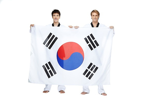 포토 JPG 스튜디오촬영 전신 서양인 외국인 백인 해외기획촬영 2011년태국 남자 스포츠 포즈 모션 맨발 운동선수 한국 실내 도복 서기 미소 웃음 들기 누끼 사람 동양인 경기 20대 성인 두명 앞모습 운동 깃발 국기 태극기 태권도 태권도복 열정 태권도선수 남자만 성인남자만 청년만 청년남자만 성인만 국내포토 옷 감정 아시아 뷰포인트 발 표정 건강 인종 청년 내부 격투기 파일형식