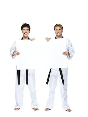 포토 JPG 스튜디오촬영 전신 서양인 외국인 백인 해외기획촬영 배너 2011년태국 남자 스포츠 포즈 모션 맨발 운동선수 사각프레임 광고판 실내 도복 서기 미소 웃음 들기 누끼 사람 동양인 경기 20대 성인 두명 앞모습 운동 알림 태권도 태권도복 열정 태권도선수 남자만 성인남자만 청년만 청년남자만 성인만 국내포토 옷 감정 뷰포인트 발 프레임 알림판 표정 건강 인종 청년 내부 사각형 격투기 판 파일형식