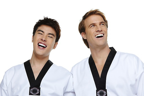 포토 JPG 스튜디오촬영 서양인 외국인 백인 해외기획촬영 2011년태국 남자 스포츠 포즈 모션 운동선수 실내 도복 미소 웃음 누끼 사람 동양인 경기 상반신 20대 성인 두명 앞모습 운동 태권도 태권도복 열정 태권도선수 남자만 성인남자만 청년만 청년남자만 성인만 국내포토 옷 감정 뷰포인트 표정 건강 인종 청년 내부 격투기 파일형식