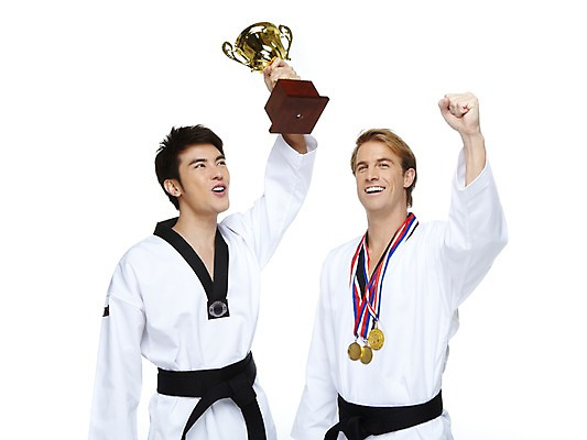 포토 JPG 스튜디오촬영 서양인 외국인 백인 해외기획촬영 2011년태국 남자 스포츠 포즈 모션 운동선수 실내 도복 미소 웃음 들기 누끼 사람 동양인 경기 상반신 20대 성인 두명 앞모습 운동 손들기 우승 트로피 태권도 태권도복 열정 태권도선수 금메달 세리머니 남자만 성인남자만 청년만 청년남자만 성인만 국내포토 옷 감정 뷰포인트 표정 건강 인종 청년 내부 격투기 최고 상_우승 메달 파일형식