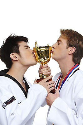 포토 JPG 스튜디오촬영 서양인 외국인 백인 해외기획촬영 2011년태국 남자 스포츠 포즈 모션 운동선수 키스 실내 도복 들기 누끼 사람 동양인 경기 상반신 20대 성인 두명 옆모습 운동 우승 트로피 태권도 태권도복 열정 태권도선수 금메달 세리머니 남자만 성인남자만 청년만 청년남자만 성인만 국내포토 옷 감정 뷰포인트 건강 인종 청년 내부 격투기 최고 상_우승 메달 애정표현 파일형식