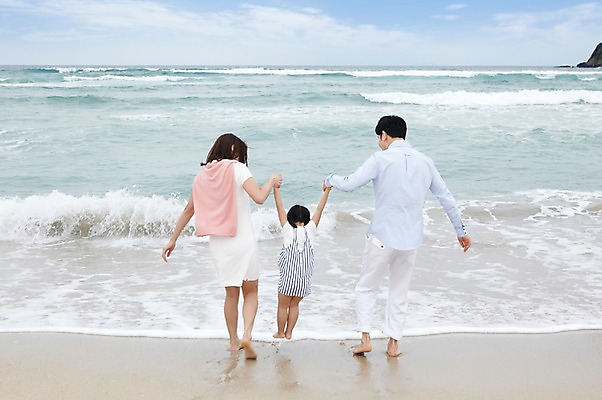 포토 JPG 주간 전신 구름 라이프스타일 여자 남자 딸 어린이 파도 바다 여행 가족 맨발 놀이 하늘 엄마 휴가 가족여행 함께함 서기 사람 동양인 소녀 성인 해변 야외 뒷모습 세명 30대 부모 제주도 손잡기 화목 유치원생 한국인 자녀 아빠 상쾌 함덕해수욕장 어싱 국내포토 자연요소 감정 뷰포인트 컨셉 관계 모션 발 한국 인종 생활 장년 걷기 해수욕장 함덕 파일형식