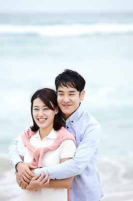 포토 JPG 주간 라이프스타일 부부 커플 여자 남자 파도 바다 여행 안기 포옹 휴가 가족여행 함께함 미소 웃음 사람 동양인 상반신 성인 해변 야외 두명 앞모습 아웃포커스 30대 제주도 화목 한국인 상쾌 함덕해수욕장 장년만 성인만 국내포토 자연요소 감정 뷰포인트 컨셉 관계 모션 한국 촬영기법 표정 인종 생활 장년 해수욕장 함덕 파일형식