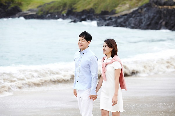 포토 JPG 주간 라이프스타일 부부 커플 여자 남자 파도 바다 여행 휴가 가족여행 함께함 미소 웃음 사람 동양인 성인 해변 야외 두명 옆모습 30대 제주도 걷기 손잡기 화목 산책 한국인 상쾌 함덕해수욕장 장년만 성인만 국내포토 자연요소 감정 뷰포인트 컨셉 관계 모션 휴식 한국 표정 인종 생활 장년 해수욕장 함덕 파일형식