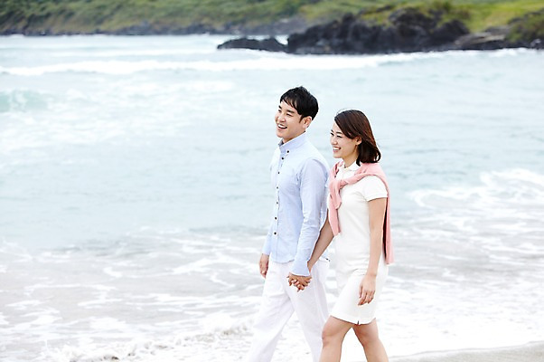 포토 JPG 주간 라이프스타일 부부 커플 여자 남자 파도 바다 여행 휴가 가족여행 함께함 미소 웃음 사람 동양인 성인 해변 야외 두명 옆모습 30대 제주도 걷기 손잡기 화목 산책 한국인 상쾌 함덕해수욕장 장년만 성인만 국내포토 자연요소 감정 뷰포인트 컨셉 관계 모션 휴식 한국 표정 인종 생활 장년 해수욕장 함덕 파일형식