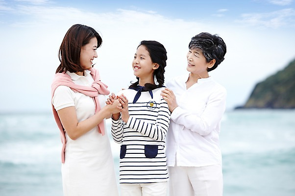 포토 JPG 주간 구름 라이프스타일 여자 노년 딸 할머니 어린이 파도 바다 여행 가족 하늘 엄마 휴가 손녀 가족여행 함께함 서기 미소 웃음 사람 동양인 소녀 성인 해변 야외 아웃포커스 10대 세명 30대 부모 제주도 마주보기 손잡기 화목 한국인 자녀 60대 며느리 상쾌 함덕해수욕장 여자만 국내포토 자연요소 감정 컨셉 관계 모션 청소년 한국 촬영기법 표정 인종 생활 장년 해수욕장 손주 함덕 파일형식