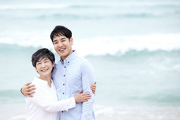 포토 JPG 주간 라이프스타일 여자 노년 남자 아들 할머니 파도 바다 여행 가족 안기 포옹 엄마 휴가 가족여행 함께함 미소 웃음 사람 동양인 상반신 해변 야외 두명 앞모습 아웃포커스 30대 부모 제주도 화목 한국인 자녀 60대 상쾌 함덕해수욕장 국내포토 자연요소 감정 뷰포인트 컨셉 관계 모션 한국 촬영기법 표정 인종 성인 생활 장년 해수욕장 함덕 파일형식