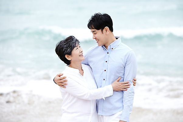 포토 JPG 주간 라이프스타일 여자 노년 남자 아들 할머니 파도 바다 여행 가족 안기 포옹 엄마 휴가 가족여행 함께함 미소 웃음 사람 동양인 상반신 해변 야외 두명 앞모습 아웃포커스 30대 부모 제주도 마주보기 화목 한국인 자녀 60대 상쾌 함덕해수욕장 국내포토 자연요소 감정 뷰포인트 컨셉 관계 모션 한국 촬영기법 표정 인종 성인 생활 장년 해수욕장 함덕 파일형식