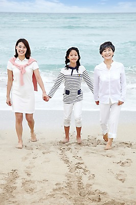 포토 JPG 주간 전신 구름 라이프스타일 여자 노년 딸 할머니 어린이 파도 바다 여행 가족 맨발 하늘 엄마 휴가 손녀 가족여행 함께함 서기 미소 웃음 사람 동양인 소녀 성인 해변 야외 앞모습 10대 세명 30대 부모 제주도 손잡기 화목 한국인 자녀 60대 며느리 상쾌 함덕해수욕장 여자만 어싱 국내포토 자연요소 감정 뷰포인트 컨셉 관계 모션 발 청소년 한국 표정 인종 생활 장년 걷기 해수욕장 손주 함덕 파일형식