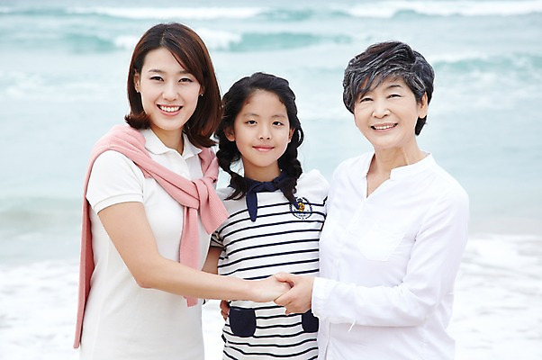 포토 JPG 주간 라이프스타일 여자 노년 딸 할머니 어린이 파도 바다 여행 가족 엄마 휴가 손녀 가족여행 함께함 미소 웃음 사람 동양인 소녀 상반신 성인 해변 야외 앞모습 10대 세명 30대 부모 제주도 손잡기 화목 한국인 자녀 60대 며느리 상쾌 함덕해수욕장 여자만 국내포토 자연요소 감정 뷰포인트 컨셉 관계 모션 청소년 한국 표정 인종 생활 장년 해수욕장 손주 함덕 파일형식