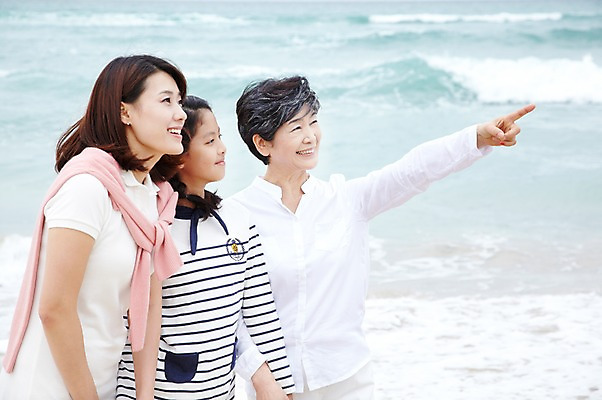 포토 JPG 주간 라이프스타일 응시 여자 노년 딸 할머니 어린이 파도 바다 여행 가족 엄마 휴가 손녀 가족여행 함께함 미소 웃음 사람 동양인 손짓 소녀 상반신 성인 해변 야외 옆모습 10대 세명 30대 부모 제주도 화목 한국인 자녀 가리킴 60대 며느리 상쾌 함덕해수욕장 여자만 국내포토 자연요소 시선 감정 뷰포인트 컨셉 관계 모션 청소년 한국 표정 인종 생활 장년 해수욕장 손주 함덕 파일형식