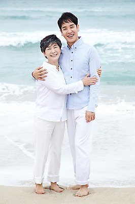 포토 JPG 주간 전신 라이프스타일 여자 노년 남자 아들 할머니 파도 바다 여행 가족 안기 포옹 맨발 엄마 휴가 가족여행 함께함 서기 미소 웃음 사람 동양인 해변 야외 두명 앞모습 30대 부모 제주도 화목 한국인 자녀 60대 상쾌 함덕해수욕장 어싱 국내포토 자연요소 감정 뷰포인트 컨셉 관계 모션 발 한국 표정 인종 성인 생활 장년 걷기 해수욕장 함덕 파일형식