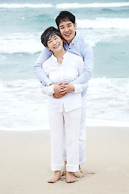 포토 JPG 주간 전신 라이프스타일 여자 노년 남자 아들 할머니 파도 바다 여행 가족 안기 포옹 맨발 엄마 휴가 가족여행 함께함 서기 미소 웃음 사람 동양인 해변 야외 두명 앞모습 30대 부모 제주도 화목 한국인 자녀 60대 상쾌 함덕해수욕장 어싱 국내포토 자연요소 감정 뷰포인트 컨셉 관계 모션 발 한국 표정 인종 성인 생활 장년 걷기 해수욕장 함덕 파일형식