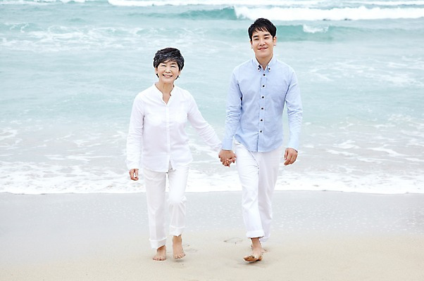 포토 JPG 주간 전신 라이프스타일 여자 노년 남자 아들 할머니 파도 바다 여행 가족 맨발 엄마 휴가 가족여행 함께함 서기 미소 웃음 사람 동양인 해변 야외 두명 앞모습 30대 부모 제주도 손잡기 화목 한국인 자녀 60대 상쾌 함덕해수욕장 어싱 국내포토 자연요소 감정 뷰포인트 컨셉 관계 모션 발 한국 표정 인종 성인 생활 장년 걷기 해수욕장 함덕 파일형식