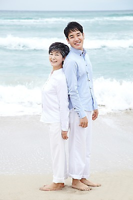 포토 JPG 주간 전신 라이프스타일 여자 노년 남자 아들 할머니 파도 바다 여행 가족 맨발 엄마 휴가 가족여행 함께함 서기 미소 웃음 사람 동양인 해변 야외 두명 앞모습 옆모습 30대 부모 제주도 화목 한국인 등맞대기 자녀 60대 상쾌 함덕해수욕장 어싱 국내포토 자연요소 감정 뷰포인트 컨셉 관계 모션 발 한국 표정 인종 성인 생활 장년 걷기 해수욕장 함덕 파일형식