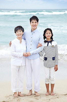 포토 JPG 주간 전신 구름 라이프스타일 여자 노년 남자 딸 아들 할머니 어린이 파도 바다 여행 가족 맨발 하늘 엄마 휴가 손녀 가족여행 함께함 서기 미소 웃음 사람 동양인 소녀 성인 해변 야외 앞모습 10대 세명 30대 부모 제주도 화목 한국인 자녀 60대 상쾌 함덕해수욕장 어싱 국내포토 자연요소 감정 뷰포인트 컨셉 관계 모션 발 청소년 한국 표정 인종 생활 장년 걷기 해수욕장 손주 함덕 파일형식