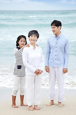 포토 JPG 주간 전신 구름 라이프스타일 여자 노년 남자 딸 아들 할머니 어린이 파도 바다 여행 가족 맨발 하늘 엄마 휴가 손녀 가족여행 함께함 서기 미소 웃음 사람 동양인 소녀 성인 해변 야외 앞모습 10대 세명 30대 부모 제주도 화목 한국인 자녀 60대 상쾌 함덕해수욕장 어싱 국내포토 자연요소 감정 뷰포인트 컨셉 관계 모션 발 청소년 한국 표정 인종 생활 장년 걷기 해수욕장 손주 함덕 파일형식