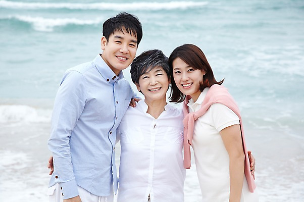 포토 JPG 주간 라이프스타일 여자 노년 남자 딸 아들 할머니 파도 바다 여행 가족 엄마 어깨동무 휴가 가족여행 함께함 미소 웃음 사람 동양인 상반신 성인 해변 야외 앞모습 세명 30대 부모 제주도 화목 한국인 자녀 60대 며느리 상쾌 함덕해수욕장 성인만 국내포토 자연요소 감정 뷰포인트 포즈 컨셉 관계 한국 표정 인종 생활 장년 해수욕장 함덕 파일형식