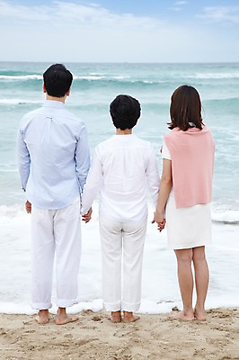 포토 JPG 주간 전신 구름 라이프스타일 여자 노년 남자 딸 아들 할머니 파도 바다 여행 가족 맨발 하늘 엄마 휴가 가족여행 함께함 서기 사람 동양인 성인 해변 야외 뒷모습 세명 30대 부모 제주도 손잡기 화목 한국인 자녀 60대 며느리 상쾌 함덕해수욕장 성인만 어싱 국내포토 자연요소 감정 뷰포인트 컨셉 관계 모션 발 한국 인종 생활 장년 걷기 해수욕장 함덕 파일형식