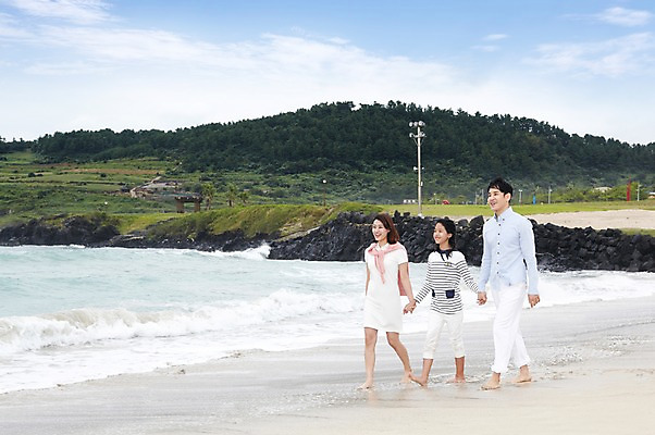 포토 JPG 주간 전신 구름 라이프스타일 여자 남자 딸 어린이 파도 바다 여행 가족 맨발 하늘 엄마 휴가 가족여행 함께함 서기 미소 웃음 사람 동양인 소녀 성인 해변 야외 10대 세명 30대 부모 제주도 손잡기 화목 한국인 자녀 아빠 상쾌 함덕해수욕장 어싱 국내포토 자연요소 감정 컨셉 관계 모션 발 청소년 한국 표정 인종 생활 장년 걷기 해수욕장 함덕 파일형식